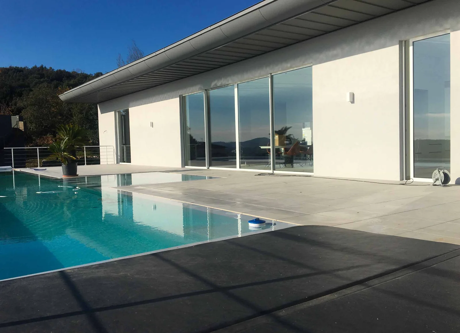Baies vitrées de villa avec piscine
