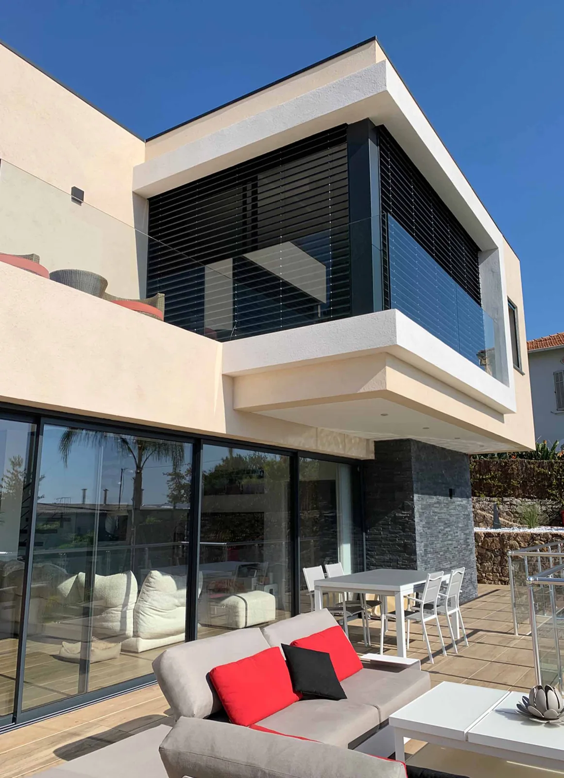 Baies vitrées de villa contemporaine