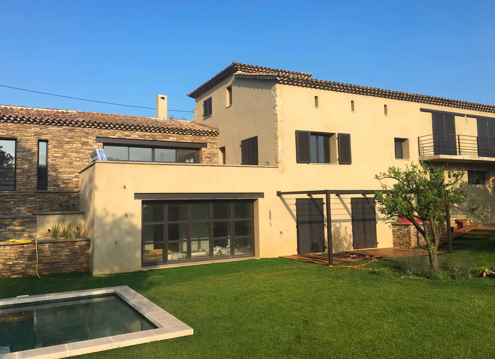 Baies vitrées de villa en pierre