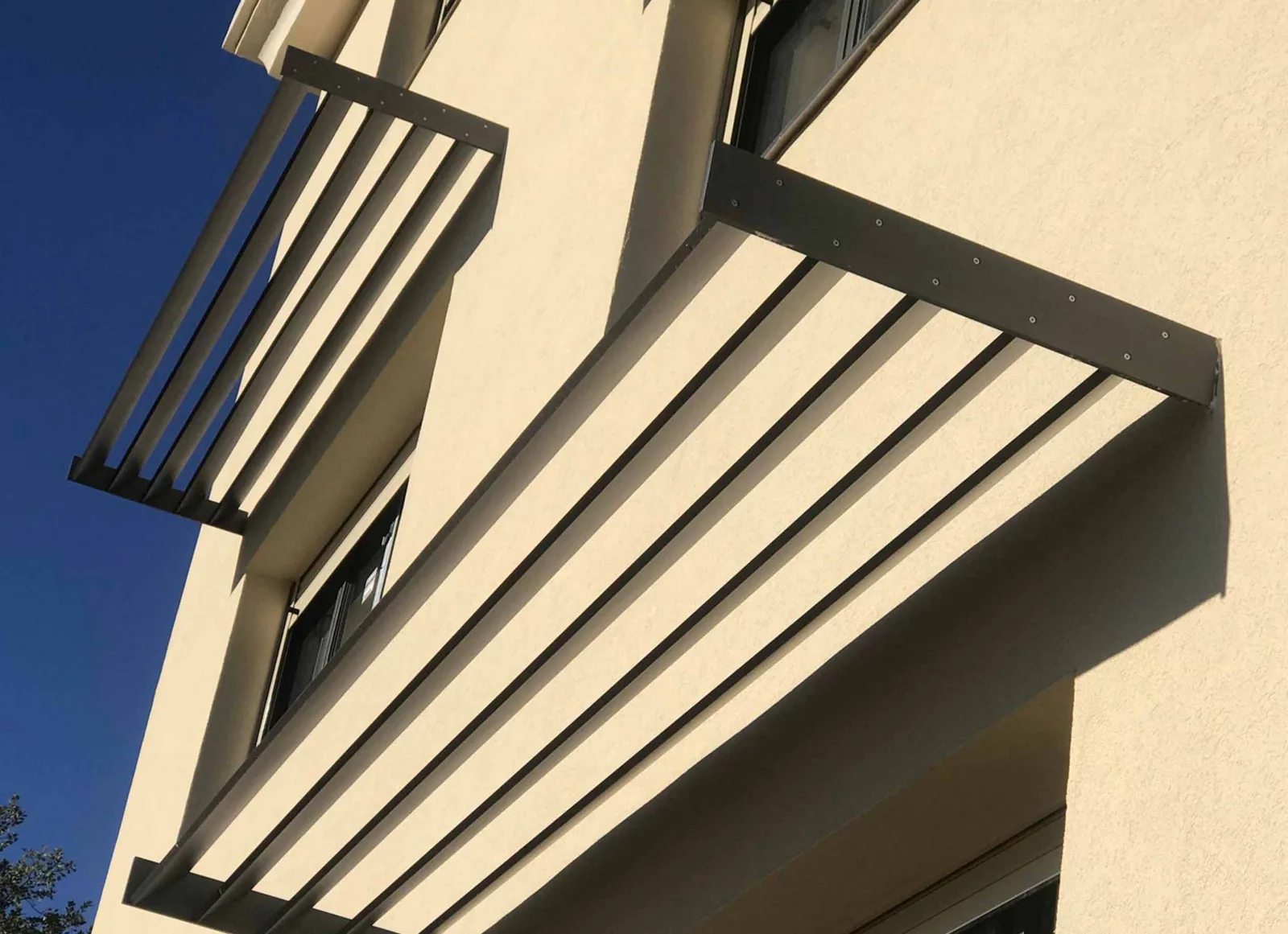 Brise-soleil en façade