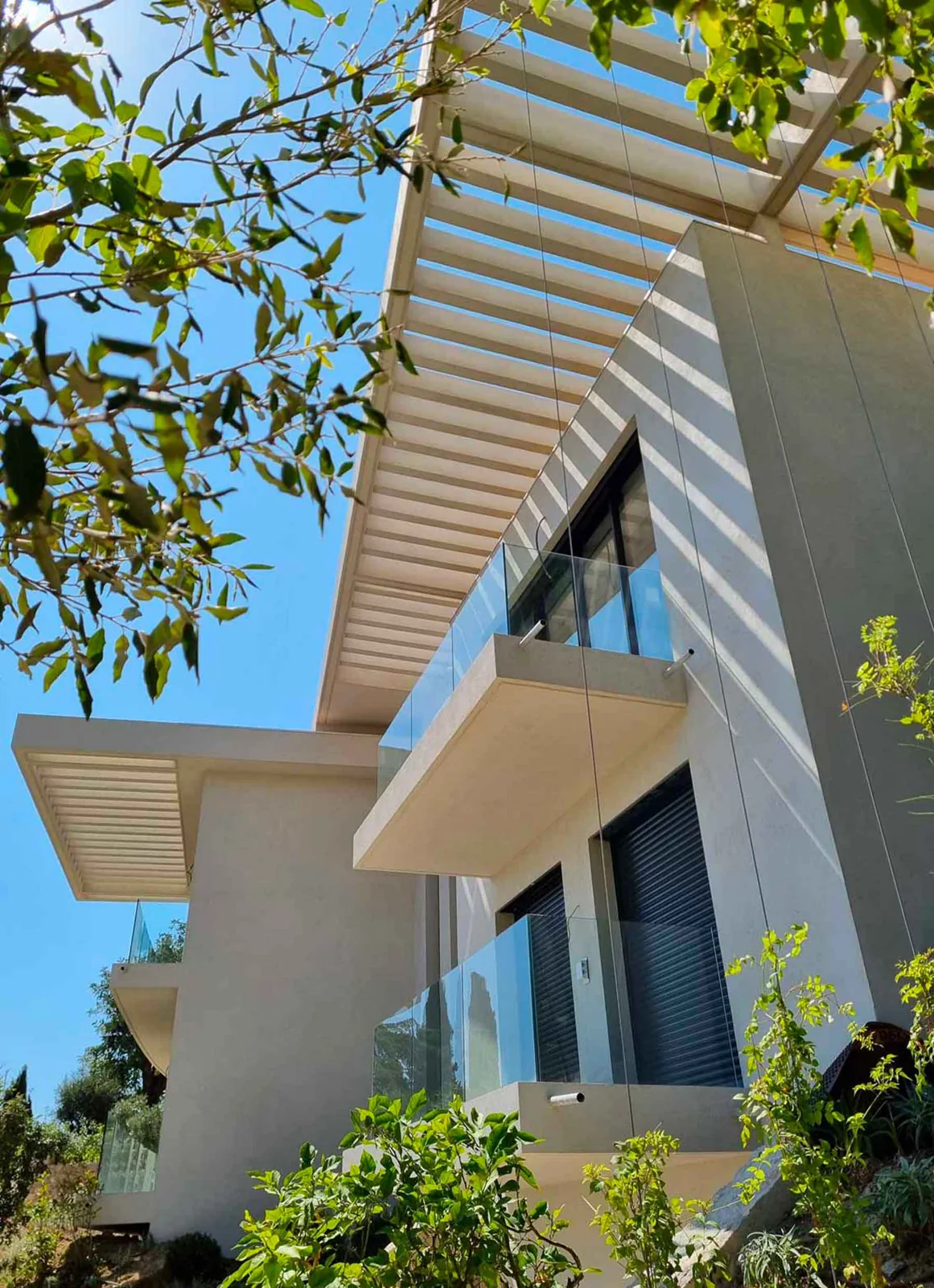 Brise-soleil vu depuis le jardin