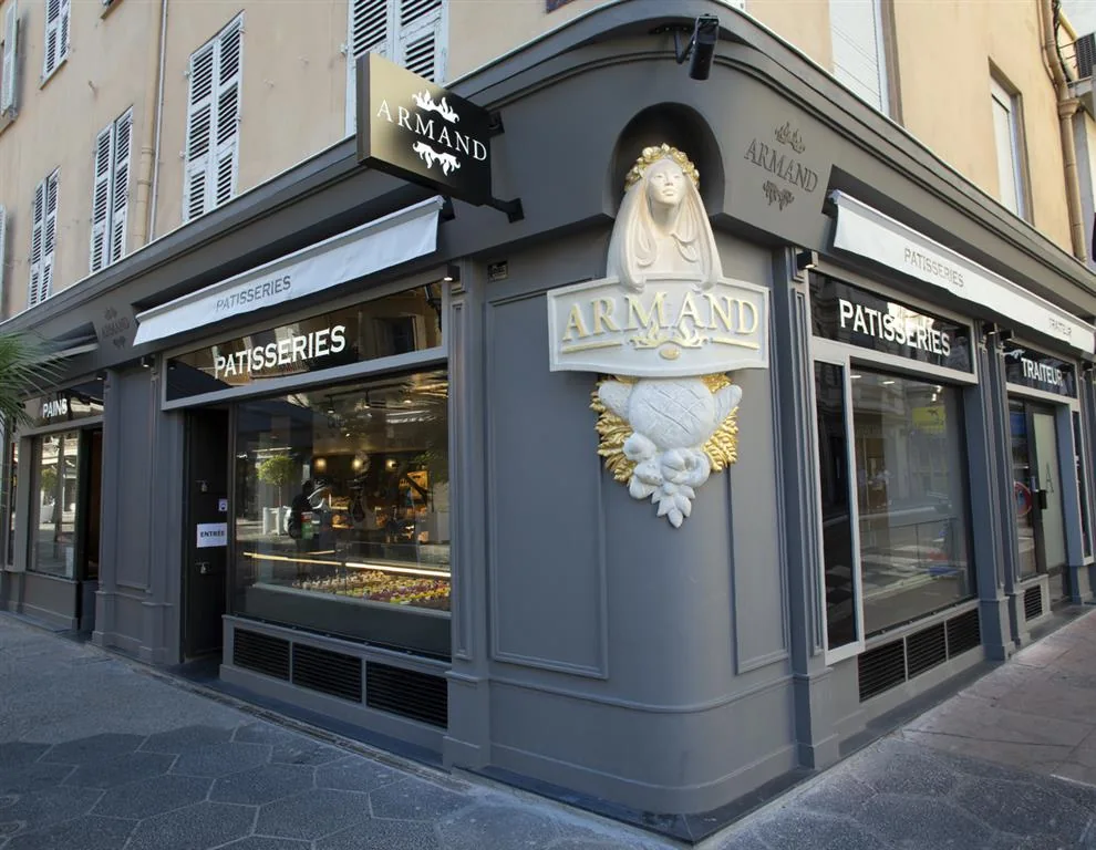 Devanture vitrée de boulangerie