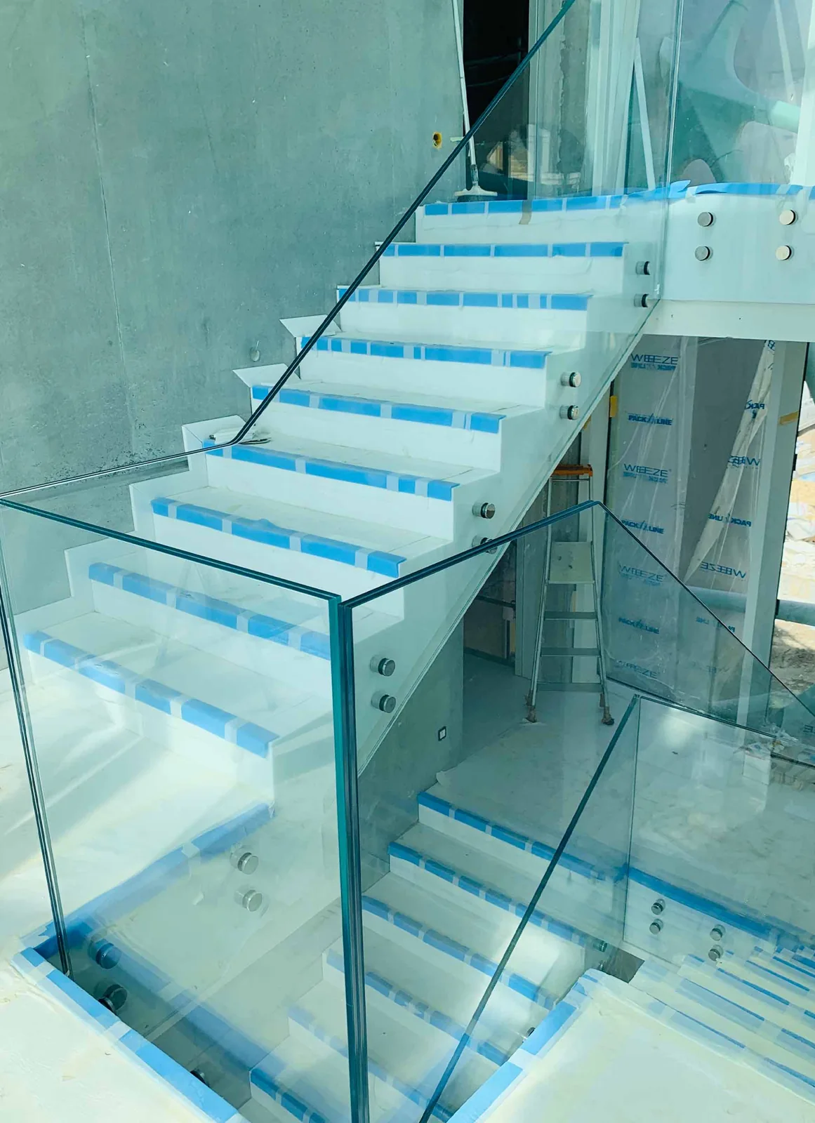 Escalier et garde-corps en verre