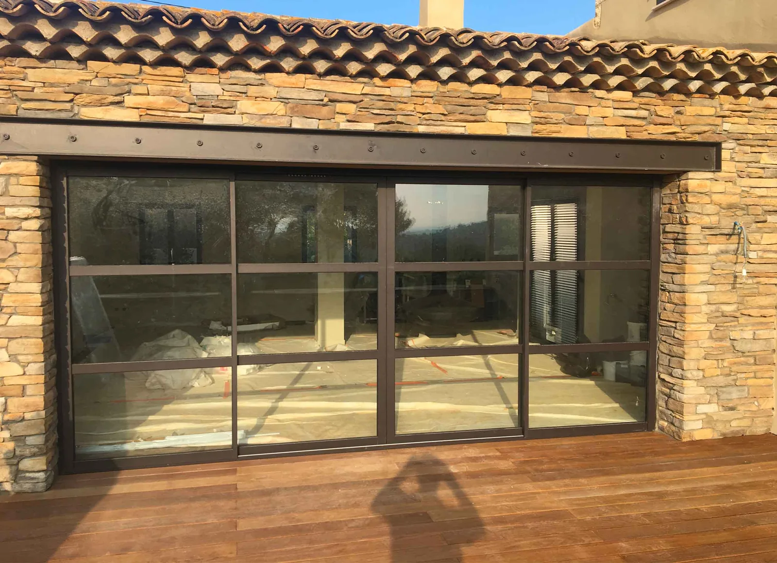 Extension vitrée de maison en pierre