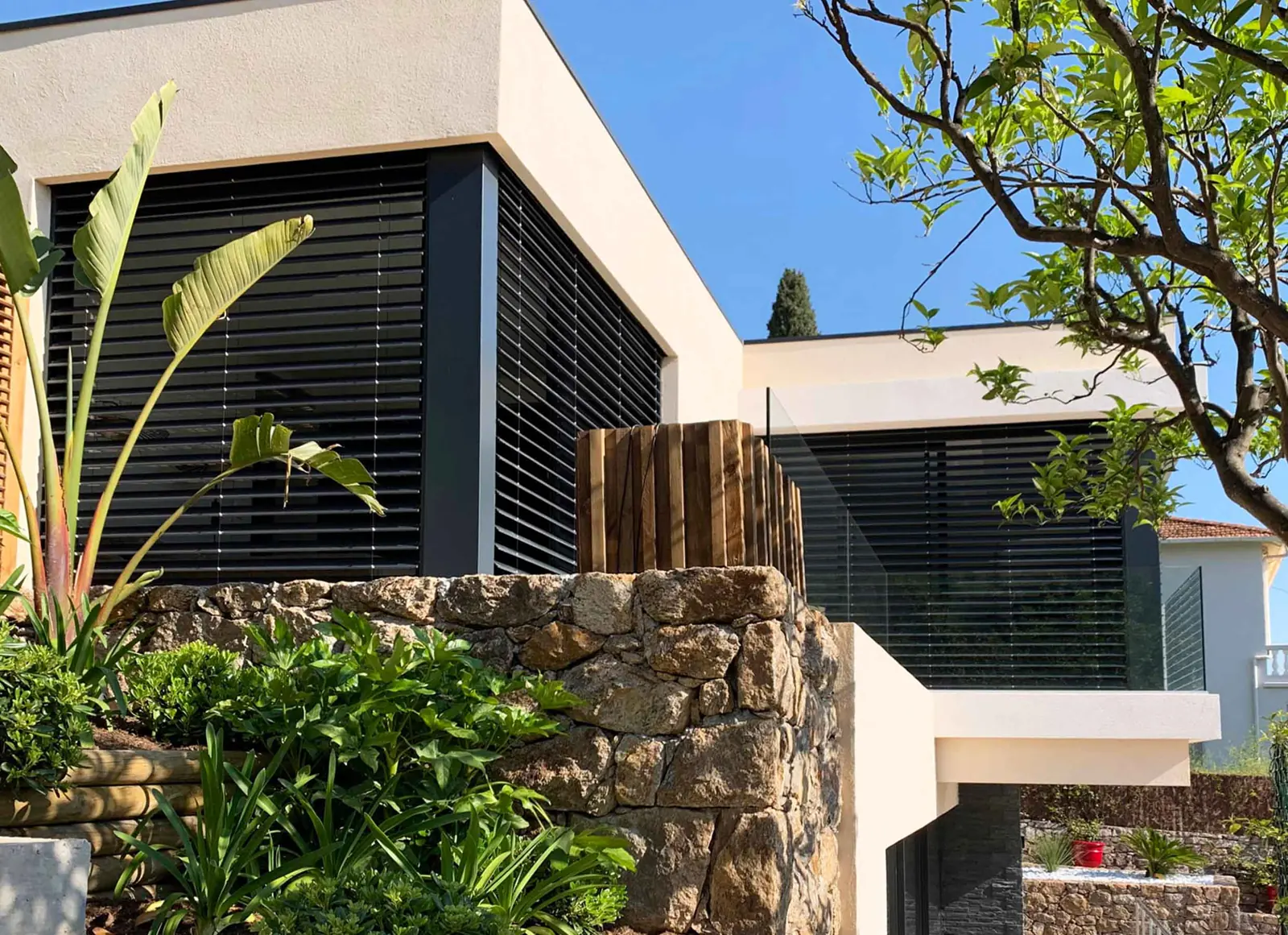 Façade avec brise-soleil