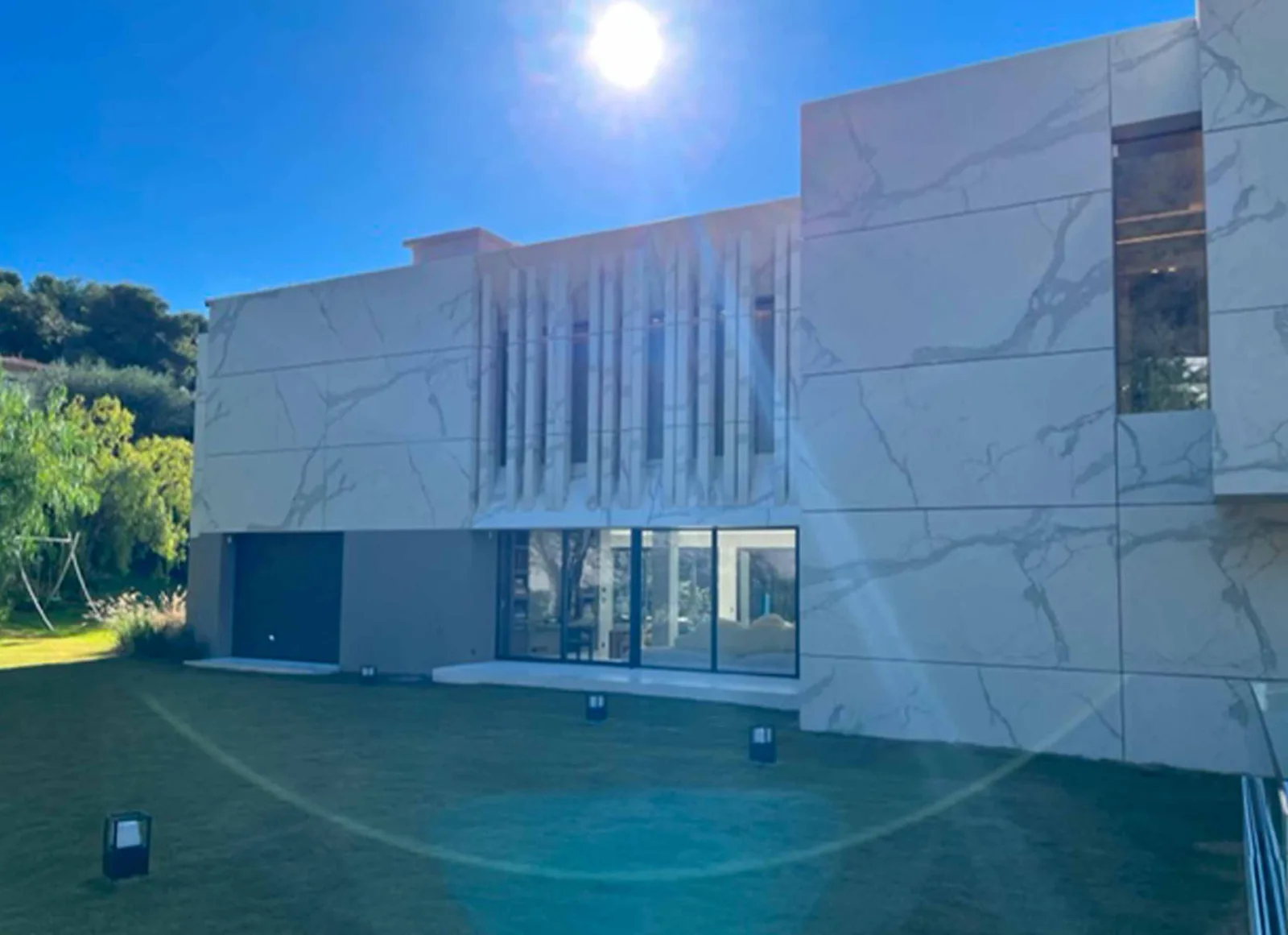 Façade de villa avec piscine