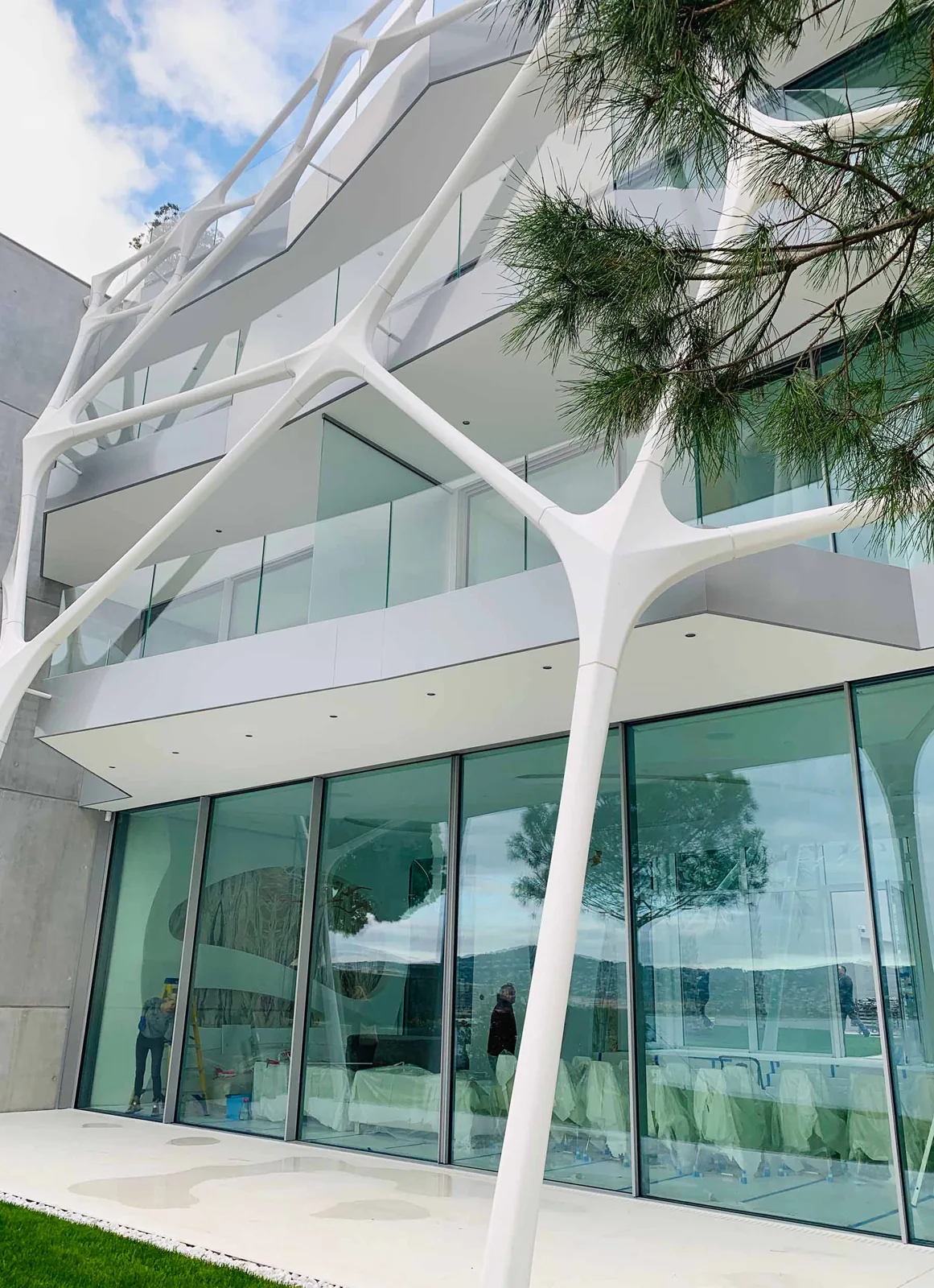 Façade vitrée sous structure blanche