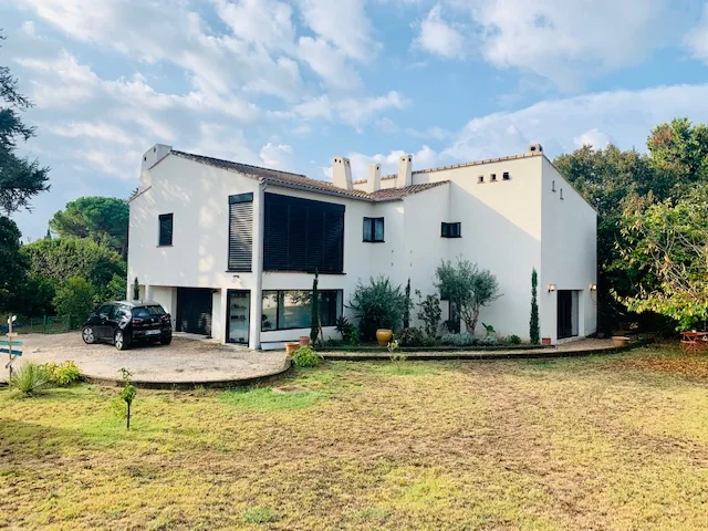 Façades vitrées de villa contemporaine