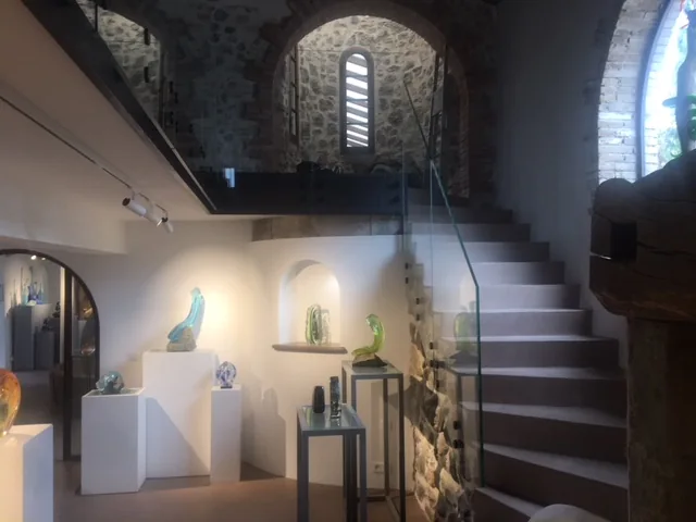 Garde-corps d’escalier dans un intérieur en pierre