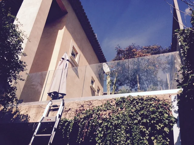 Garde-corps en verre sur muret de terrasse