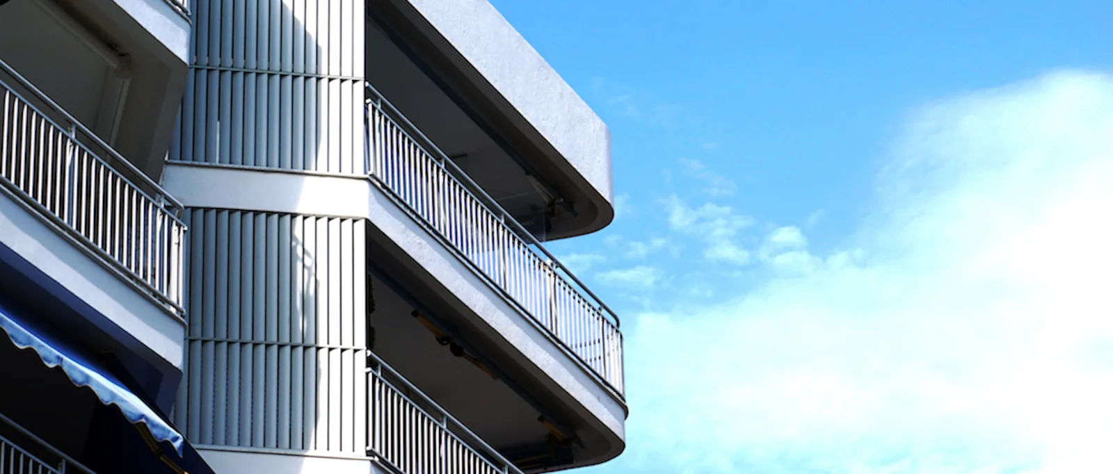 Garde-corps et façades de résidence