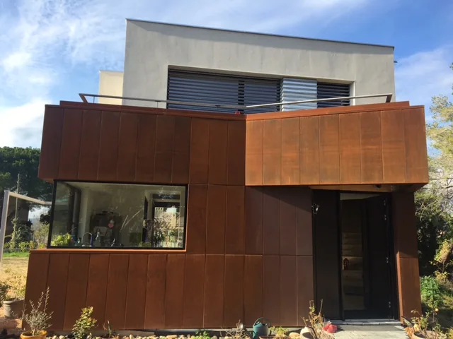 Menuiseries d’une maison à bardage bois