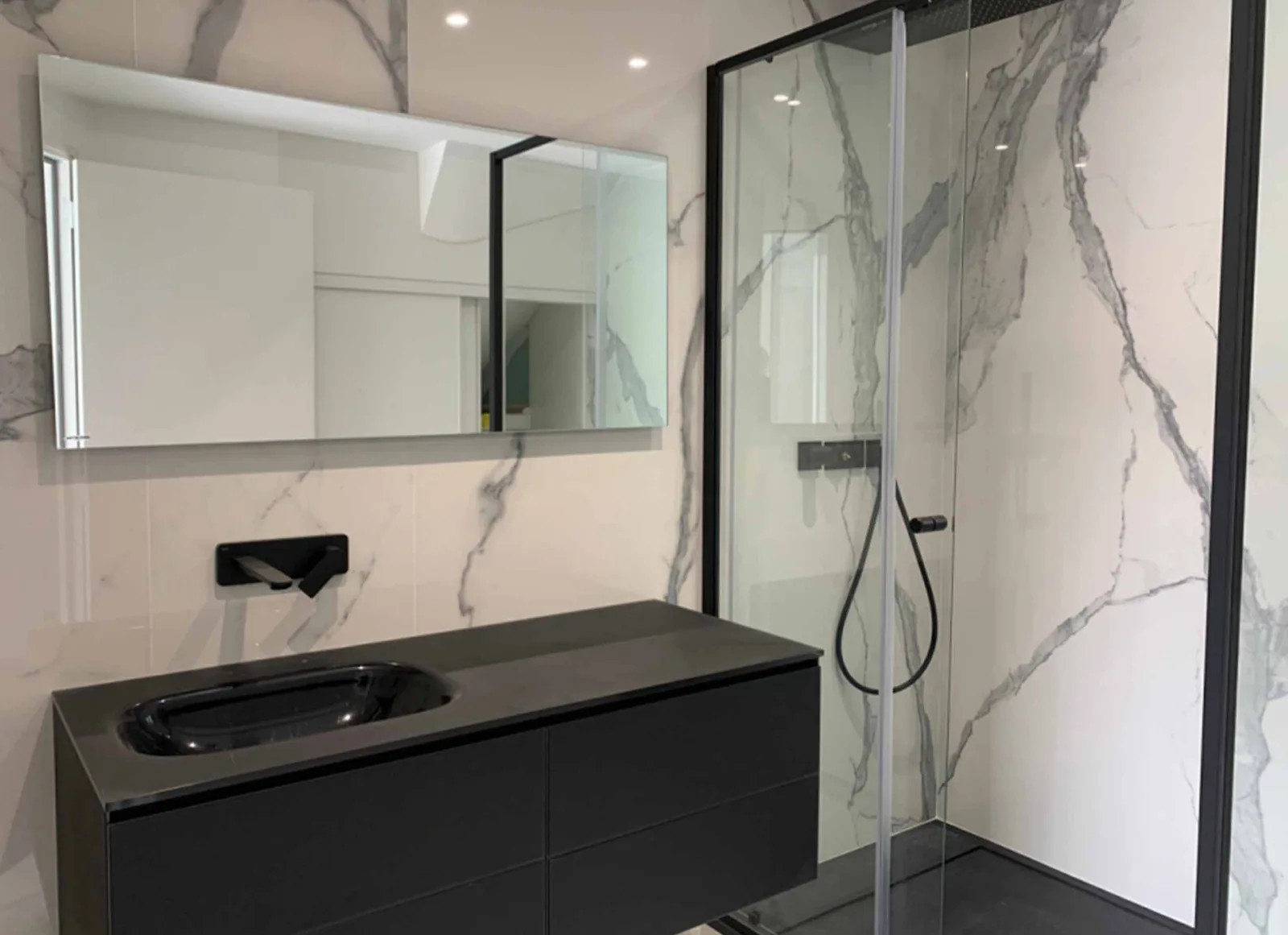 Miroir et paroi de douche