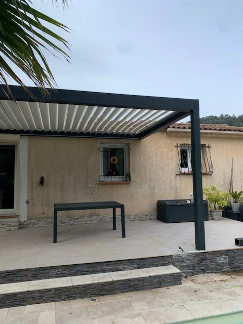 Pergola à lames sur terrasse