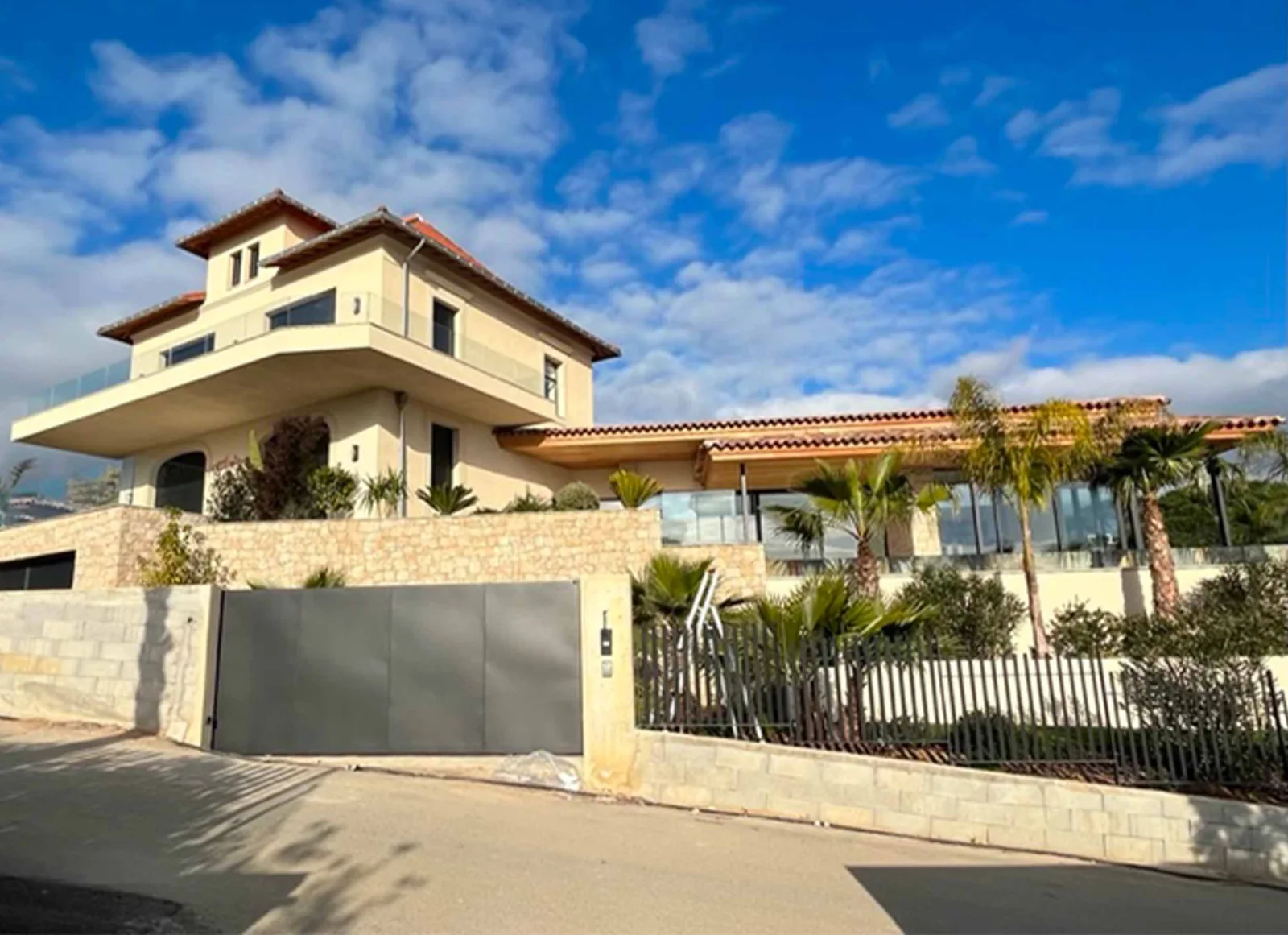 Villa avec portail et garde-corps