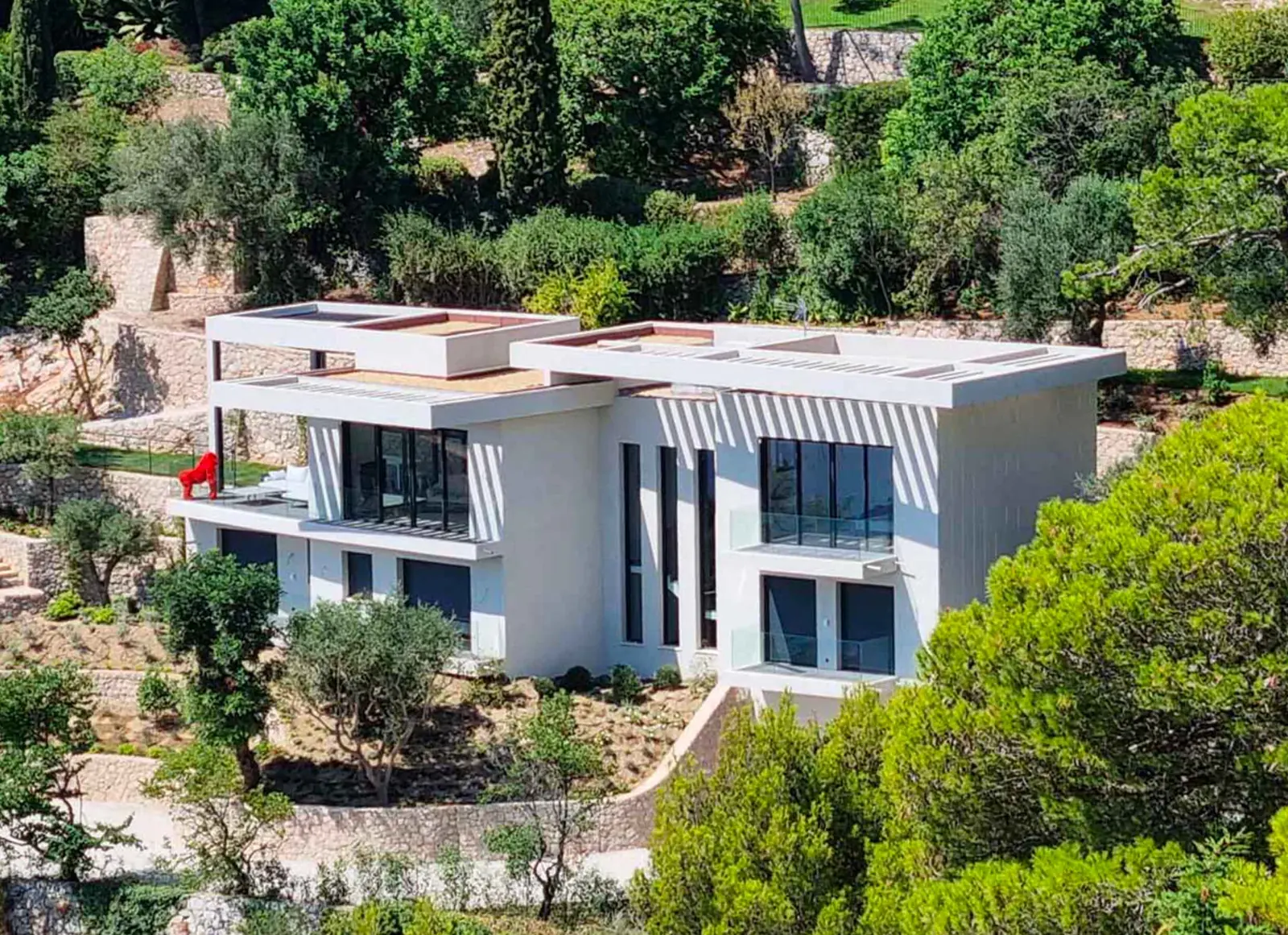 Villa contemporaine sur terrain arboré